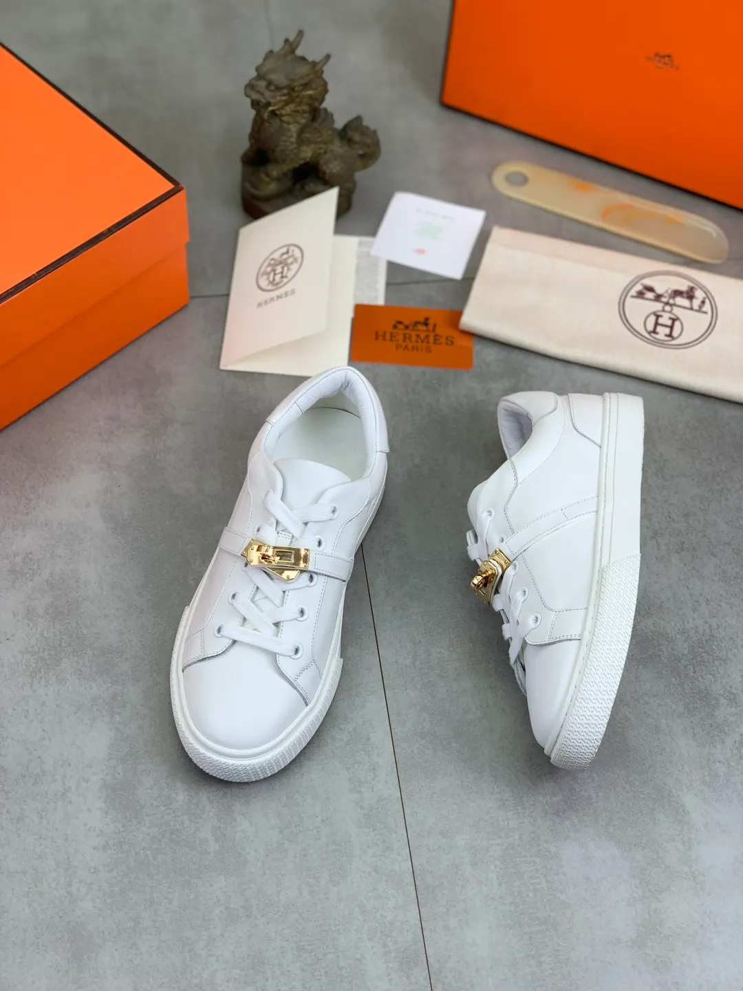 Men's men's shoes 💰P640 New Hermes top version Hermès classic couple style #𝐊𝐞𝐥𝐥𝐲 buckle casual white shoes skateboard shoes that will not conflict with shoes at all. Full of unknowns, Hermès rarely produces flat casual shoes and they are paired with classic palladium-plated Kelly shoe buckles! You'll fall in love with it at first sight. It's super versatile and can be worn with any skirt or pants. 🉑️Close your eyes and wear it. It's super noble. Fabric: Specific cowhide/canvas material. Lining: Sheepskin lining. Outsole: Original molded TPU outsole. Size: 35-45.